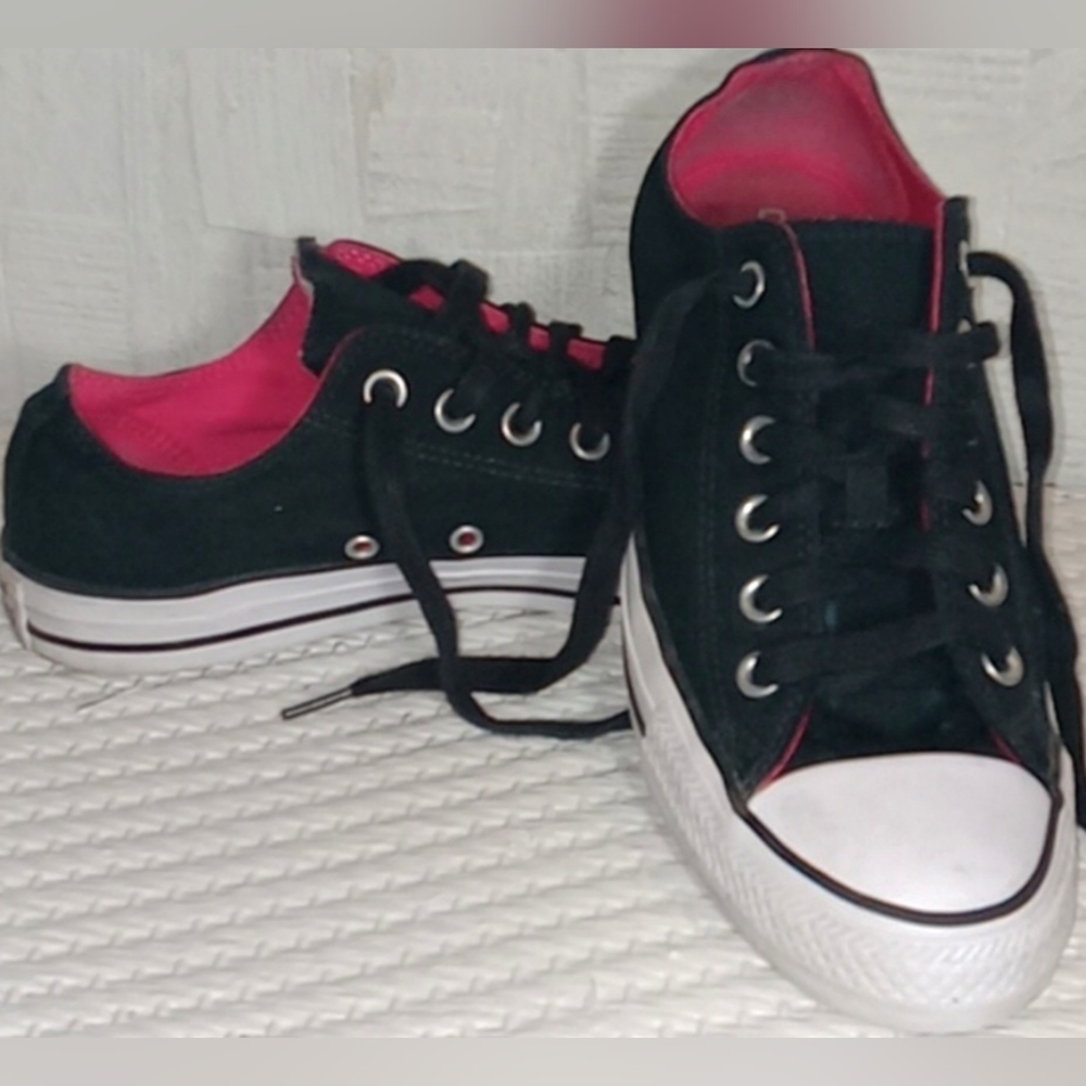 Converse size 7 men's 9 womens